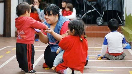 Noelia yêu trẻ em và dễ dàng giành được thiện cảm của phụ huynh cũng như học sinh.